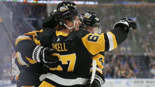 Freeze Frame: Crosby holds the line with an assist like no other taken in Buffalo, N.Y. (Penguins)